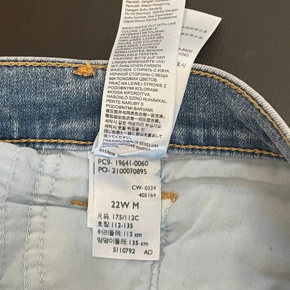 Levis Women 314 Shaping Straight Jeans 22W Blue Light Wash Tummy Control Stretch